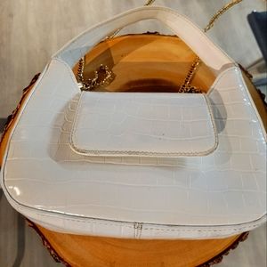 White purse; hand/shoulder bag